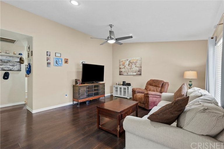Photo 6 of 28 - 31662 Hipshot Dr, Castaic, CA 91384