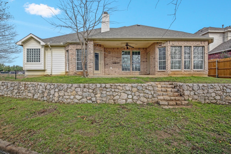 Photo 5 of 25 - 1311 Belleview Dr, Mansfield, TX 76063