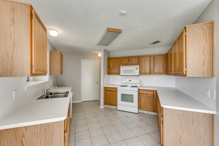 Photo 6 of 26 - 2612 Trumpet Dr, Rowlett, TX 75089