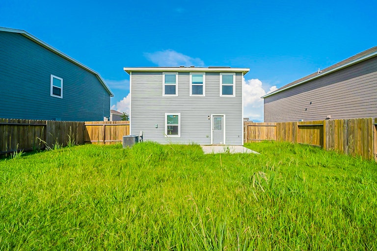Photo 5 of 27 - 8015 Distant Harbor Rd, Baytown, TX 77523