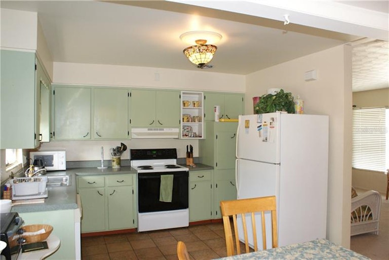 Photo 5 of 25 - 600 Harbor Dr S, Venice, FL 34285