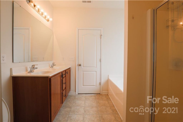 Photo 4 of 17 - 3041 S Devon St, Charlotte, NC 28213