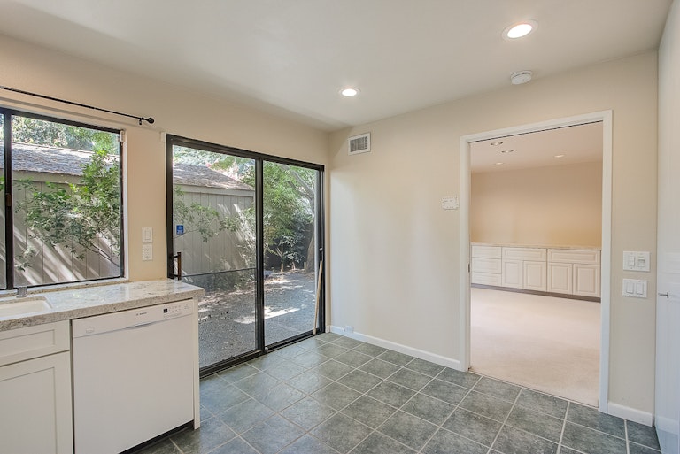 Photo 22 of 35 - 106 Hartnell Pl, Sacramento, CA 95825