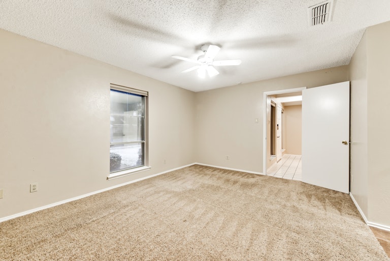 Photo 14 of 25 - 4762 Snow Dr, Mesquite, TX 75150