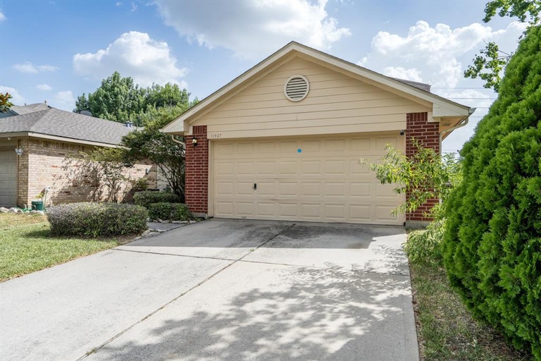 Photo 19 of 19 - 11927 Rolling Stream Dr, Tomball, TX 77375