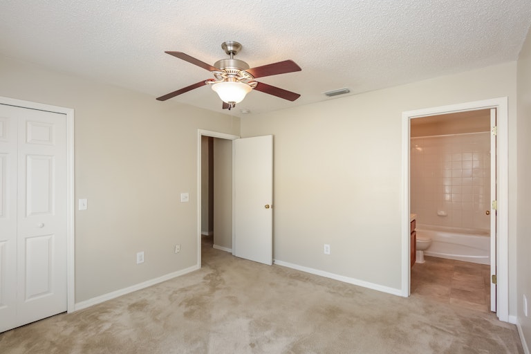 Photo 5 of 25 - 12917 Jessup Watch Pl, Riverview, FL 33579