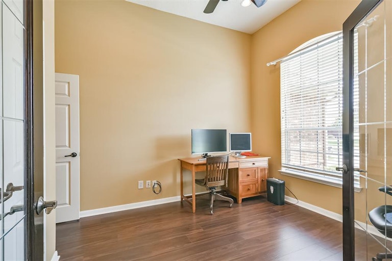 Photo 10 of 41 - 3111 Genessee Creek Ln, Friendswood, TX 77546