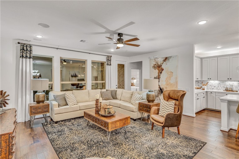 Photo 15 of 34 - 141 Green Knoll Ln, Georgetown, TX 78628