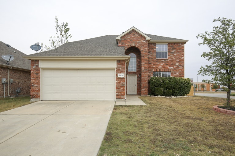 Photo 1 of 33 - 7936 Wyoming Dr, Fort Worth, TX 76131
