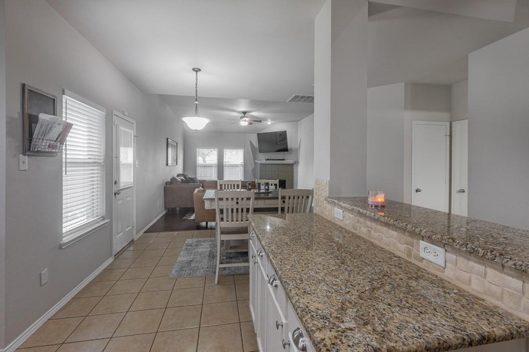 Photo 10 of 36 - 2854 Gospel Dr, Dallas, TX 75237