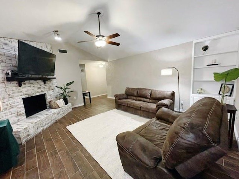 Photo 11 of 28 - 716 Fair Meadows Dr, Saginaw, TX 76179