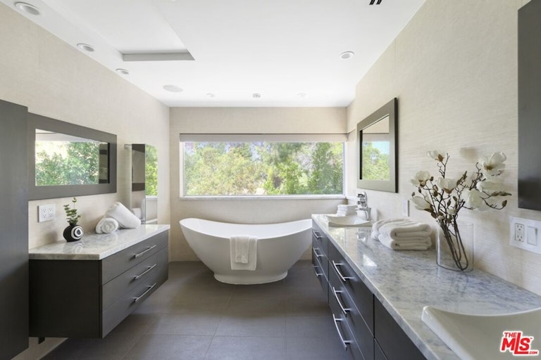 Photo 34 of 51 - 5611 Park Oak Pl, Los Angeles, CA 90068