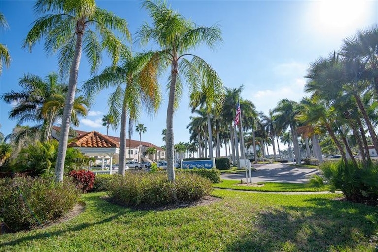 Photo 4 of 49 - 6020 Bahia Del Mar Cir #121, Saint Petersburg, FL 33715