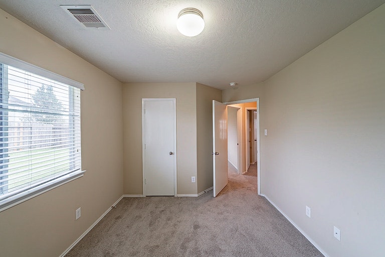 Photo 9 of 24 - 13527 High Banks Ln, Houston, TX 77034