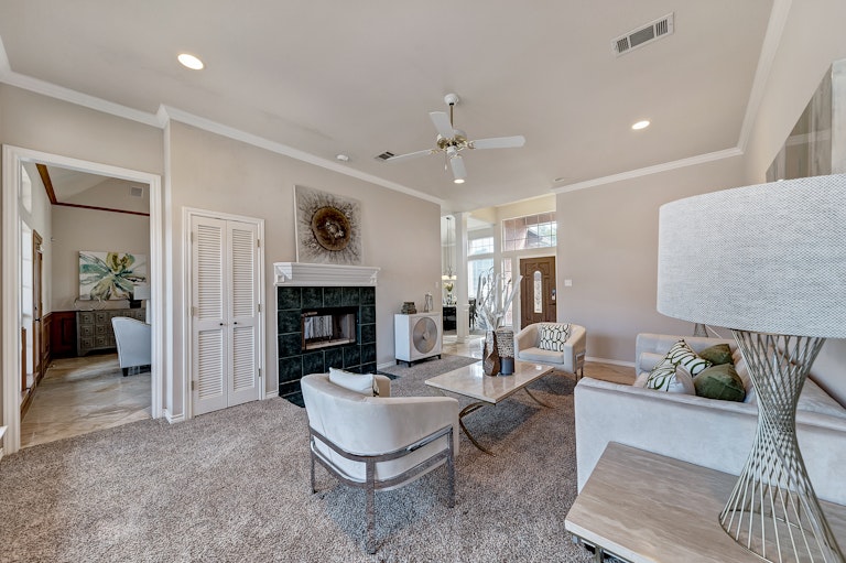 Photo 14 of 29 - 720 Evergreen Dr, Hurst, TX 76054