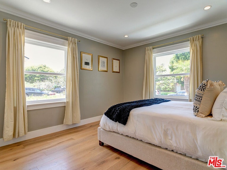 Photo 14 of 26 - 7404 Kentwood Ave, Los Angeles, CA 90045