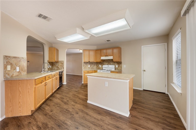 Photo 19 of 39 - 204 Debbie Ann Dr, Leander, TX 78641