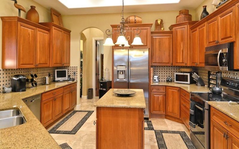 Photo 13 of 22 - 571 Putting Green Ln, Longboat Key, FL 34228