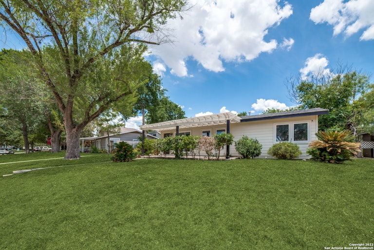 Photo 4 of 27 - 837 Canterbury Hill St, San Antonio, TX 78209
