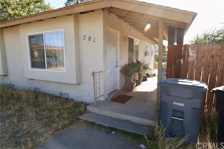 Photo 4 of 24 - 501 S Buena Vista St, Hemet, CA 92543