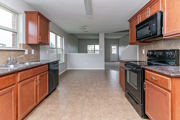 Photo 8 of 27 - 1420 N Houston St, Royse City, TX 75189