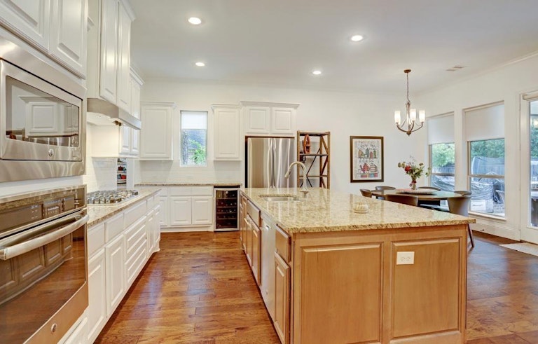 Photo 7 of 22 - 111 Tadpole Ct, Tomball, TX 77375