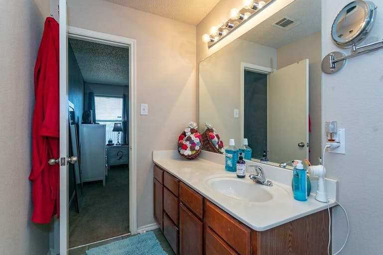 Photo 18 of 26 - 8120 Cutter Hill Ave, Fort Worth, TX 76134