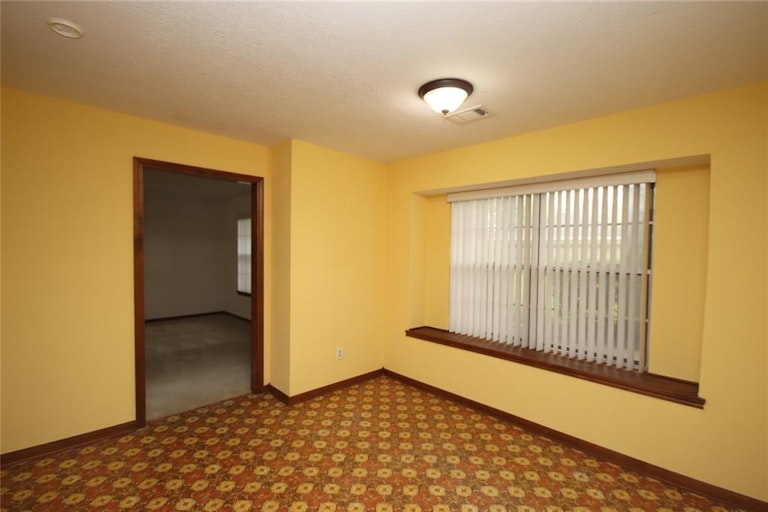 Photo 10 of 31 - 7507 Renmark Ln, Houston, TX 77070
