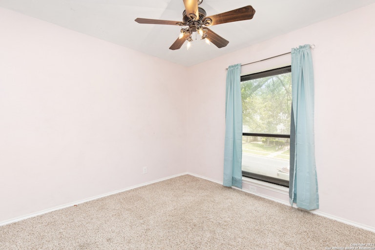 Photo 15 of 24 - 5959 Woodridge Cv, San Antonio, TX 78249