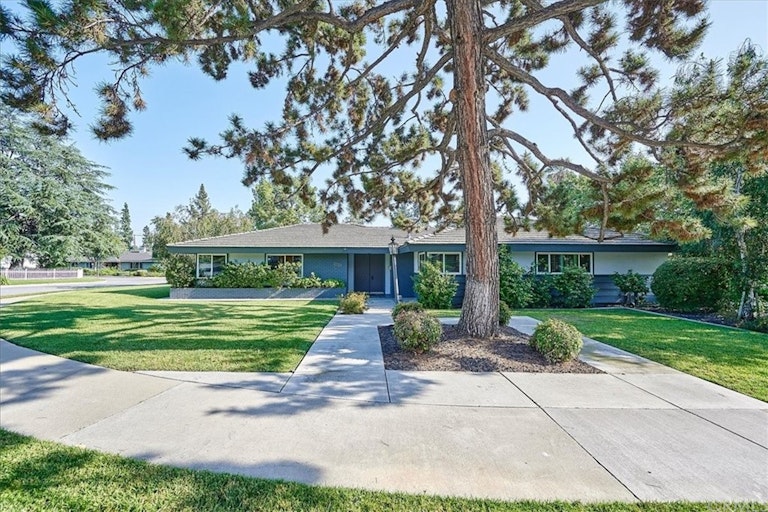 Photo 5 of 53 - 2120 Pinehurst St, Glendora, CA 91741
