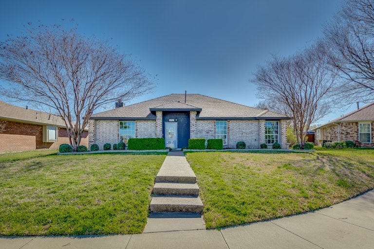 Photo 1 of 21 - 6717 Sumac Ln, Rowlett, TX 75089