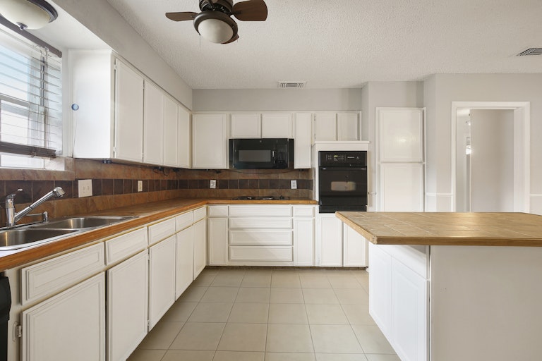 Photo 6 of 26 - 1600 Lexington Pl, Bedford, TX 76022