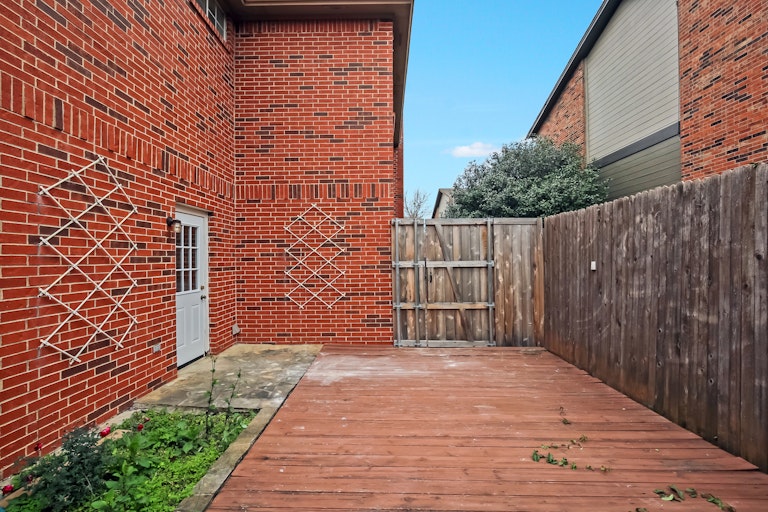 Photo 4 of 24 - 2504 Pinegrove Cir, Arlington, TX 76006