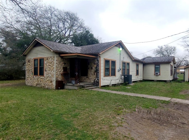 Photo 5 of 6 - 203 S 6th St, Highlands, TX 77562