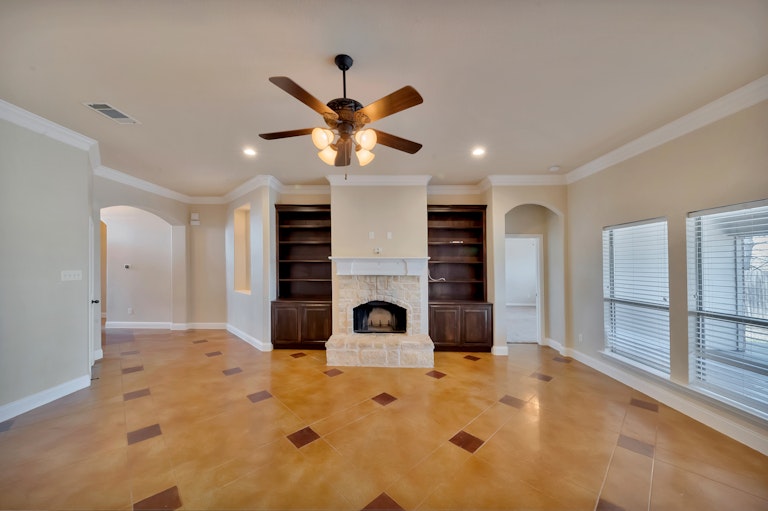 Photo 5 of 26 - 318 Spyglass Dr, Willow Park, TX 76008