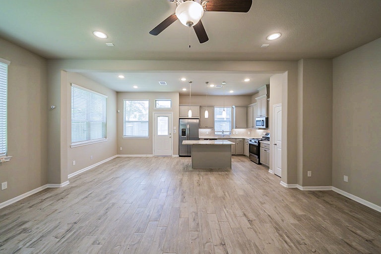 Photo 11 of 32 - 12426 Alora Bluff Trl, Humble, TX 77346