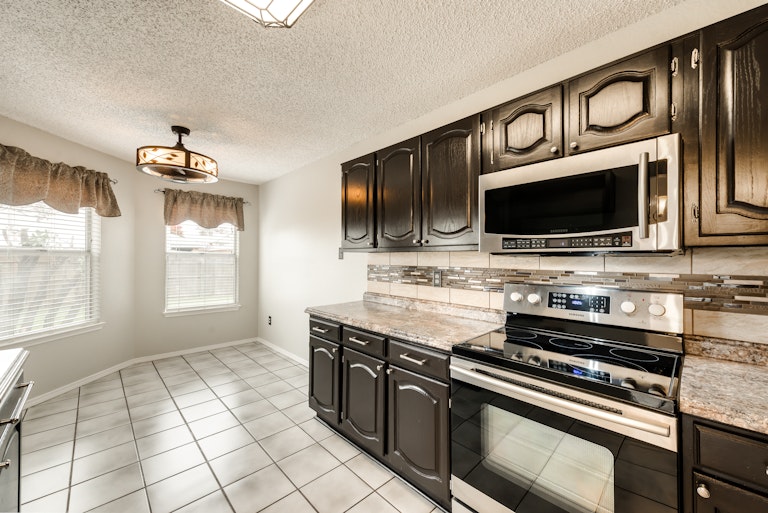 Photo 3 of 23 - 1105 Cherrytree Dr, Arlington, TX 76001
