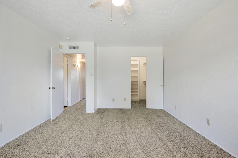 Photo 16 of 25 - 7422 Cloverglen Dr, Dallas, TX 75249