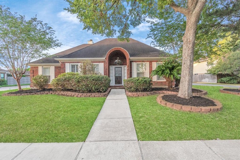 Photo 1 of 33 - 610 Ironwood Dr, Richmond, TX 77406