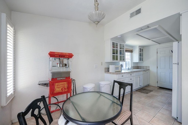 Photo 12 of 37 - 660 Tailwind Dr, Sacramento, CA 95838
