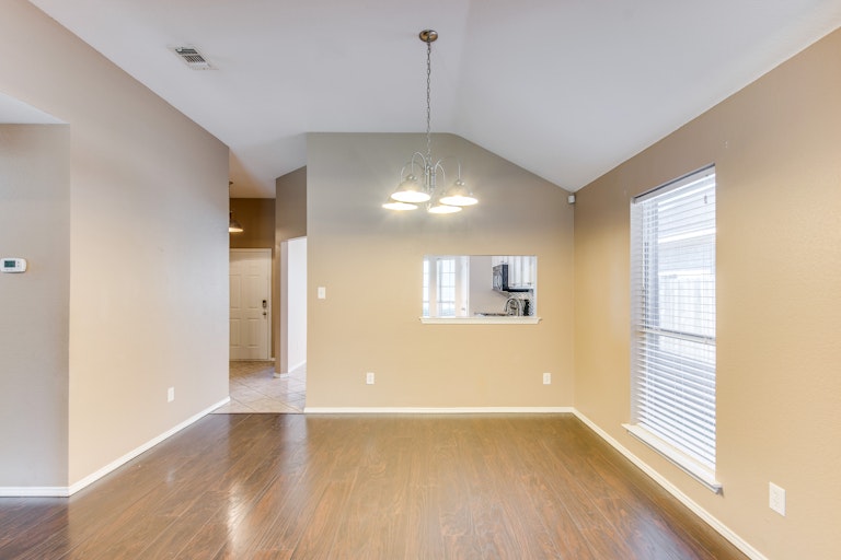 Photo 13 of 28 - 5717 Magnum Dr, Arlington, TX 76018