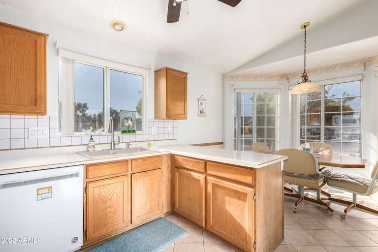 Photo 9 of 25 - 10865 W Ventana Dr E, Sun City, AZ 85373