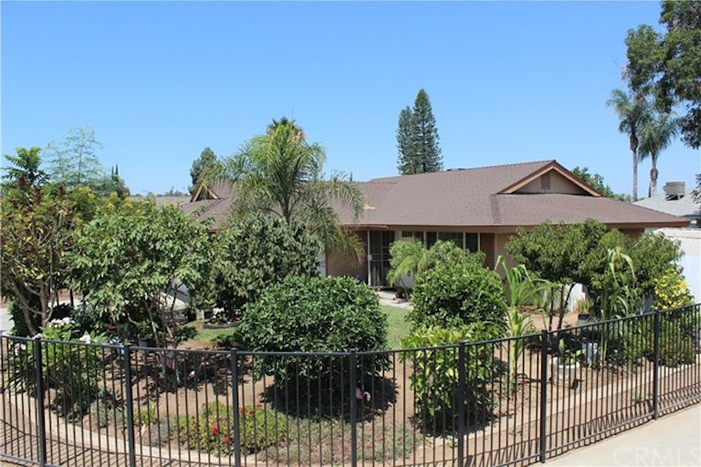 Photo 3 of 19 - 7905 Galway Ct, Riverside, CA 92503