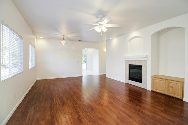 Photo 3 of 20 - 2157 Paul Courter Way, Sacramento, CA 95835