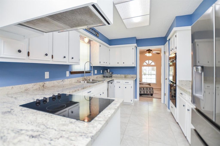 Photo 8 of 38 - 939 Hidden Canyon Rd, Katy, TX 77450