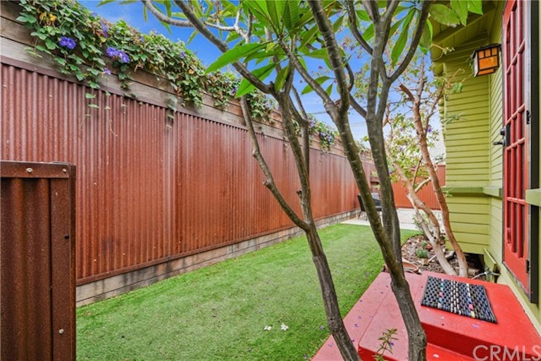 Photo 33 of 42 - 526 E 8th St, Long Beach, CA 90813