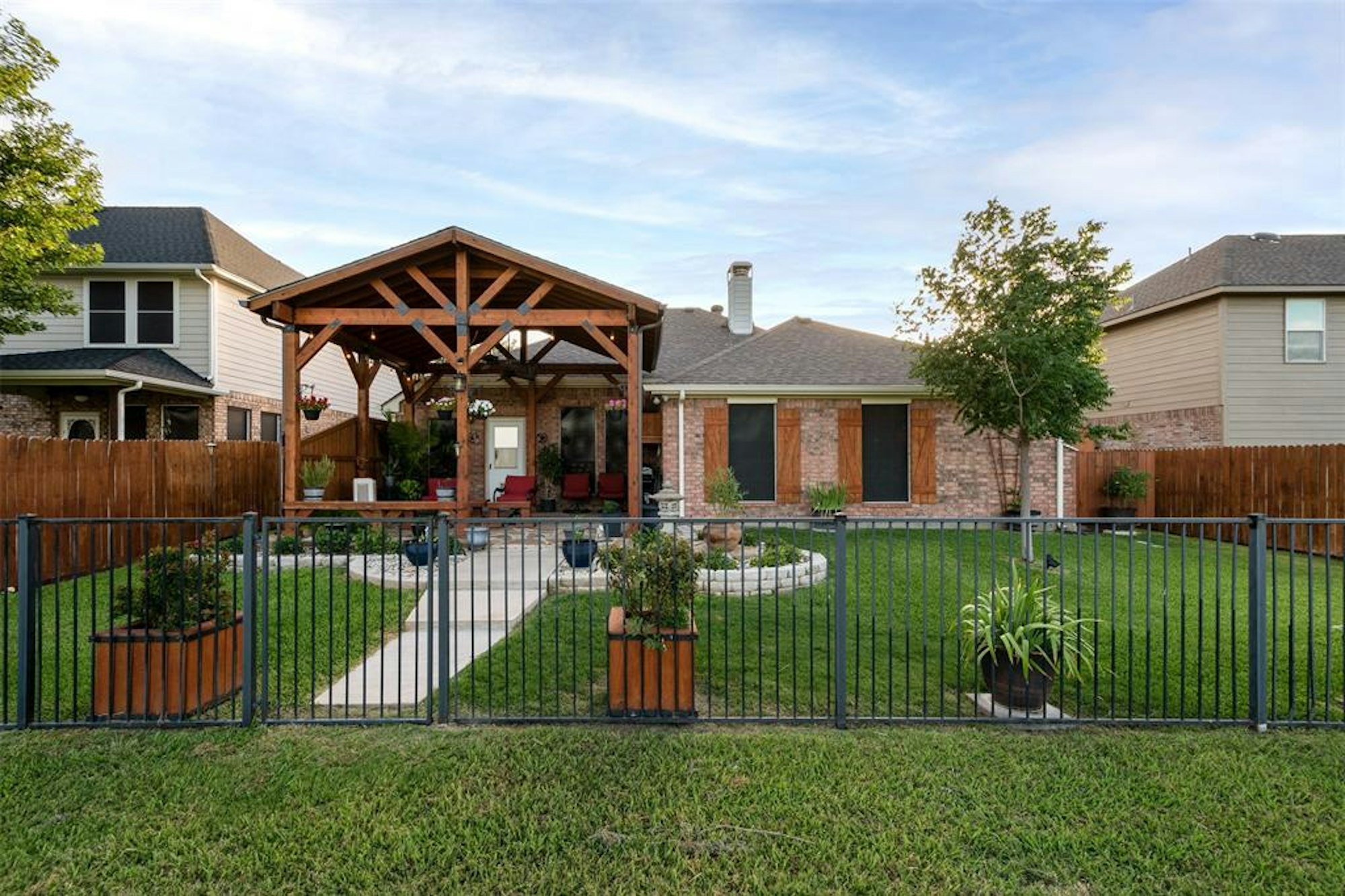 Photo 1 of 35 - 10304 Fossil Valley Dr, Fort Worth, TX 76131