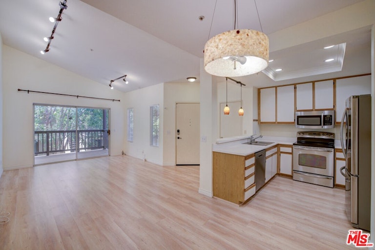 Photo 12 of 23 - 211 Gallery Way, Tustin, CA 92782