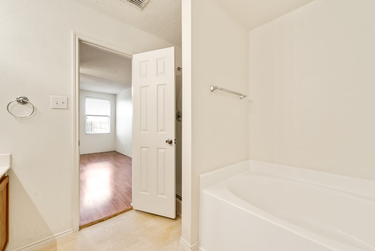 Photo 16 of 20 - 2901 Reata Dr, Wylie, TX 75098