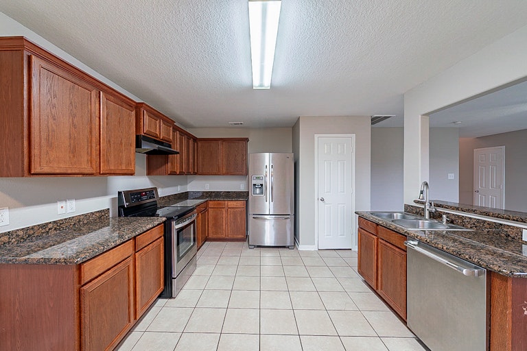 Photo 4 of 31 - 28877 San Bernard River Loop, Spring, TX 77386